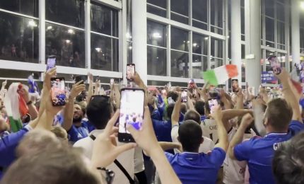Tifosi azzurri felici dopo il pari con la Croazia che vale gli ottavi