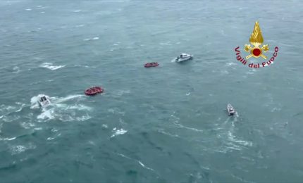 Imbarcazione affonda a largo di Grado, salvati 76 passeggeri