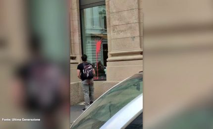 Milano, attivisti coprono di vernice rossa ingresso Banca Jp Morgan