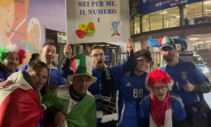 Tifosi azzurri entusiasti dopo la vittoria sull'Albania
