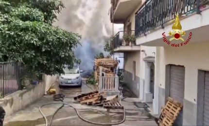 Incendio in un capannone a Reggio Calabria, le immagini