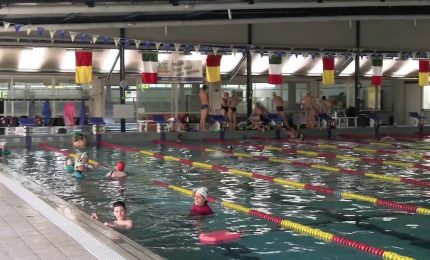 Nuoto, bambini disabili a lezione con Carlotta Gilli