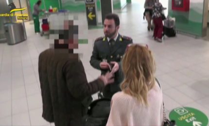 Bologna, sequestrati in aeroporto 500 chili di cosmetici e farmaci