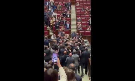 Rissa alla Camera durante discussione sull'Autonomia, le immagini