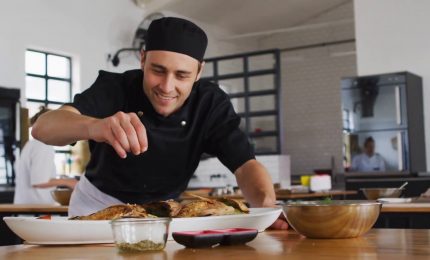 Lavoro, in estate cuochi e camerieri profili pi&ugrave; ricercati