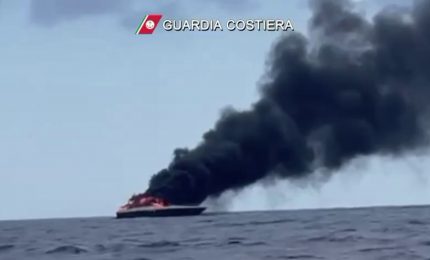 In fiamme lo yacht di Stefania Craxi e del marito, entrambi salvi