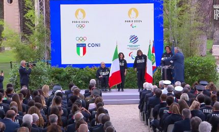 Mattarella consegna il tricolore ai portabandiera di Parigi2024