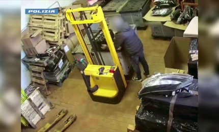 Furto e ricettazione di ricambi per auto, arresti a Torino
