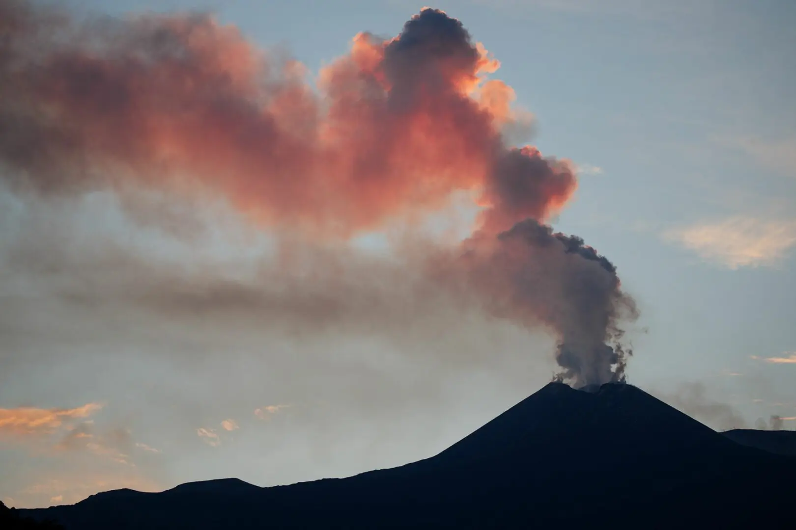 Etna in eruzione, fontane di lava e cenere. Chiuso l&rsquo;aeroporto di Catania