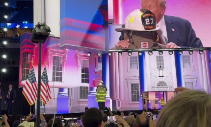 Trump bacia elmetto Corey Comperatore, ex pompiere morto in attentato