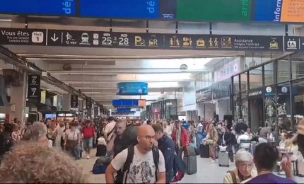 Attacco alla rete ferroviaria di Parigi, disagi per i passeggeri