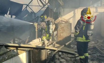 Roma, incendio coinvolge due capannoni. Situazione sotto controllo