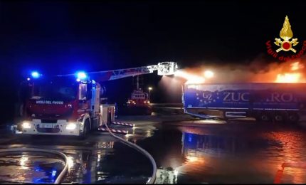 Container in fiamme al porto di Catania, in azione i vigili del fuoco