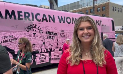 Un bus rosa alla convention repubblicana di Milwaukee
