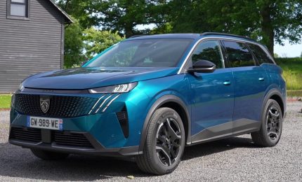 Peugeot E-5008, grande SUV elettrico per le famiglie