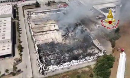 Incendio in un capannone nel casertano, le immagini