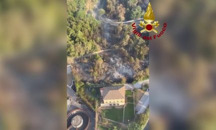 Maxi incendio a Roma, avanti con le operazioni di spegnimento
