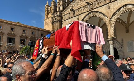 Amici e tifosi in Cattedrale per l&rsquo;ultimo saluto a Schillaci