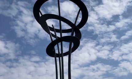 Due totem d&rsquo;artista per festeggiare i 100 anni dell&rsquo;A8 Milano-Varese