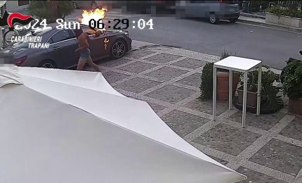 Danno fuoco a due auto a Castellammare del Golfo, le immagini