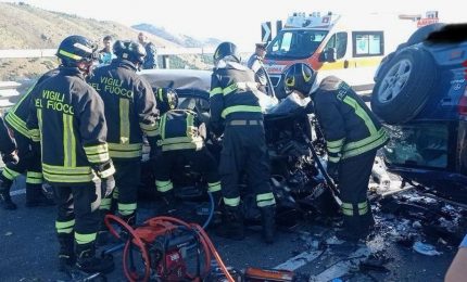 Scontro tra due auto sulla Palermo-Sciacca, tre morti e tre bambini gravi