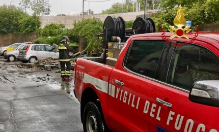 Danni e disagi per il maltempo nel Catanese, Vigili del fuoco al lavoro senza sosta
