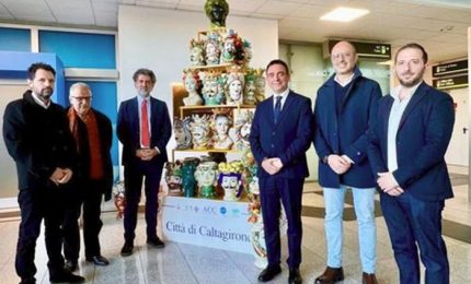 All&rsquo;aeroporto di Catania un albero di Natale con decine di teste di moro