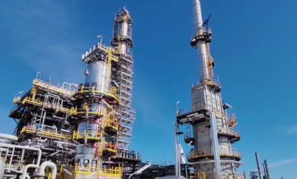 Enilive avvia a Gela l'impianto di carburante sostenibile per aerei