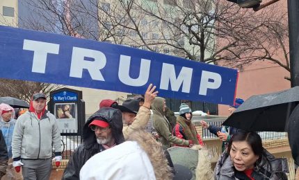 Migliaia di sostenitori di Trump attendono il comizio sotto la pioggia