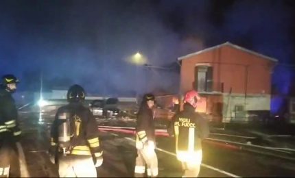Esplosione per una fuga di gas a Catania, vigili del fuoco al lavoro