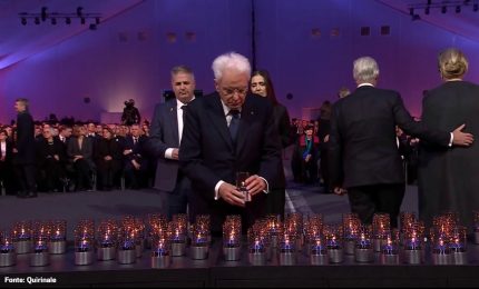 Mattarella depone una candela ad Auschwitz per le vittime della Shoah