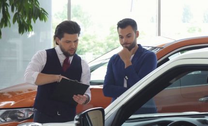 Mercato dell&rsquo;auto in calo nel 2024, ombre sull'elettrico