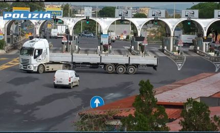 Inverte il senso di marcia in autostrada per fuggire, le immagini