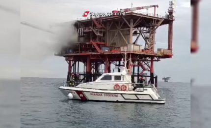 Fiamme su piattaforma petrolifera in alto mare al largo di Vasto