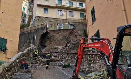 Maltempo, crolla un muro a Genova