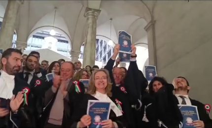 A Genova magistrati lasciano tribunale al grido "Viva la Costituzione"