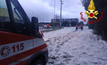 Allagamenti e violente grandinate nel Catanese, esonda torrente