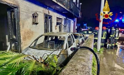 Palermo, tre persone intossicate e 20 evacuate per auto in fiamme