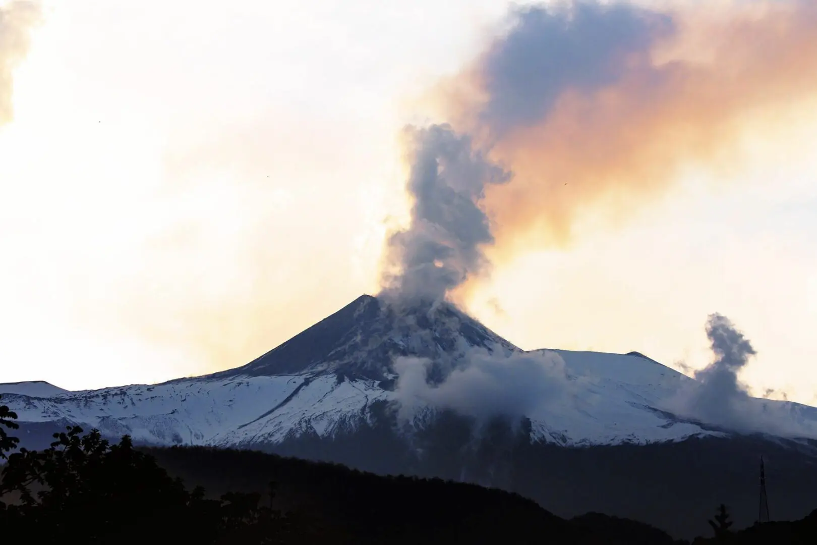 Eruzione dell&rsquo;Etna, ripristinata la regolare attivit&agrave; di volo da e per Catania
