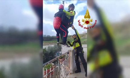 Maltempo, vigili del fuoco salvano 4 persone e un cane a Monte Riccio