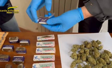Droga nascosta in pacchetti di chewing gum, un arresto nel Pesarese