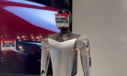 Protesta contro Trump e Musk a Milano, imbrattato uno store di Tesla