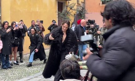 Sanremo, Irama entra in Piazza San Siro con un elmo