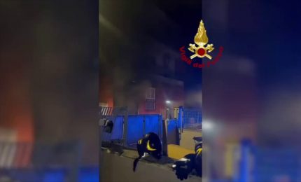 Incendio in autorimessa a Bari, diciotto famiglie evacuate