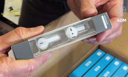 Genova, sequestrati al porto 200 mila accessori telefonia contraffatti