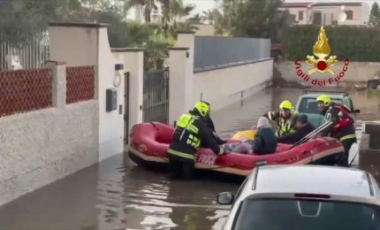 Maltempo nel messinese, i soccorsi in gommone dei Vigili del Fuoco