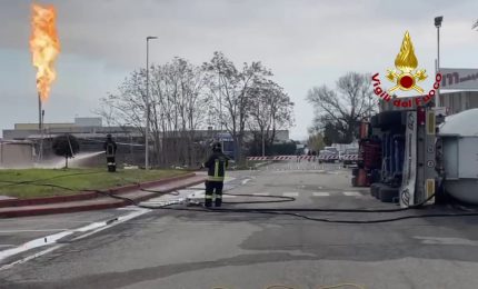 Si ribalta autocisterna carica di gpl, case evacuate nel Cosentino
