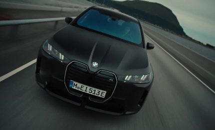 BMW iX, lusso e piacere di guida a zero emissioni