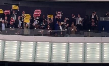 La protesta del M5S al Parlamento Europeo, Conte "Basta Armi"