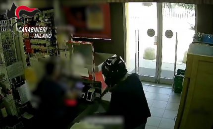 Con una pistola in pugno assalta un supermercato, le immagini